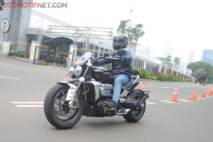 First ride Triumph Rocket 3 GT, mesinnya 2.500cc!!