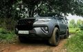 Toyota Fortuner Garang Jubah Serba Hitam, Ekspos Kaki Padat Berisi