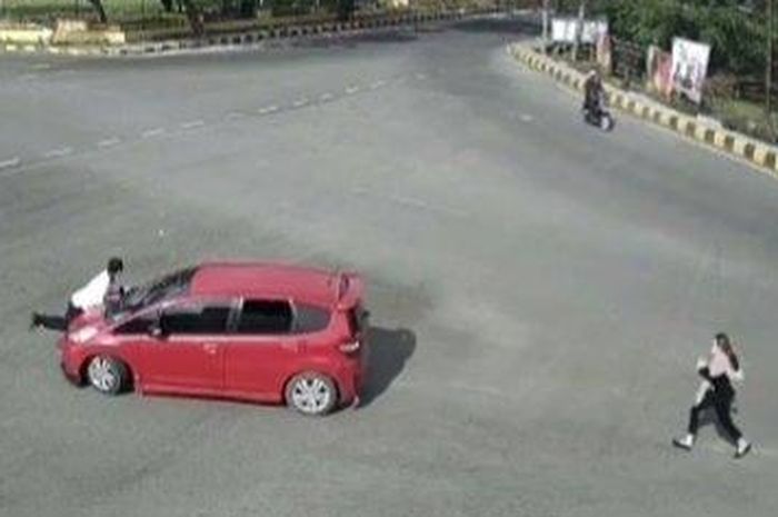 Rekaman CCTV saat Ipda Uji Mughni gelantung di kap mesin Honda Jazz