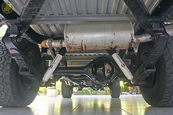 Suspensi Land Cruiser FJ45 ini masih menggandalkan per daun aslinya, hanya sokbreker diganti dengan keluaran Black Diamond. 