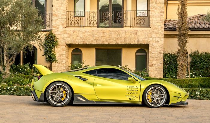 Tampilan samping Ferrari 488 pakai body kit lebar