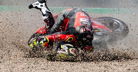 Disenggol Sampai Jungkir Balik, Alvaro Bautista Kesal dengan Jonathan Rea di WorldSBK Prancis 2022