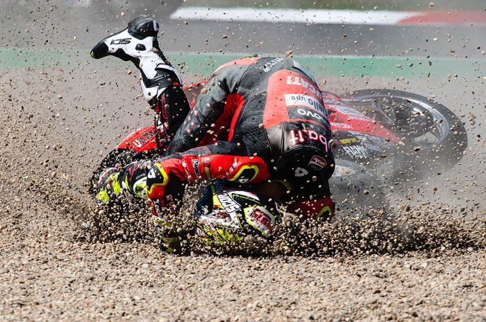 Alvaro Bautista jungkir balik  setelah disenggol Jonathan Rea di race 2 WorldSBK Prancis 2022