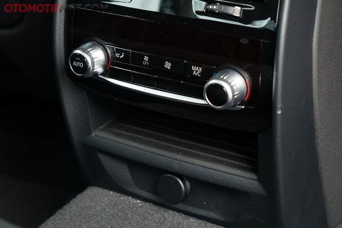 kompartemen kecil untuk meletakkan gadget di baris kedua BMW 520i