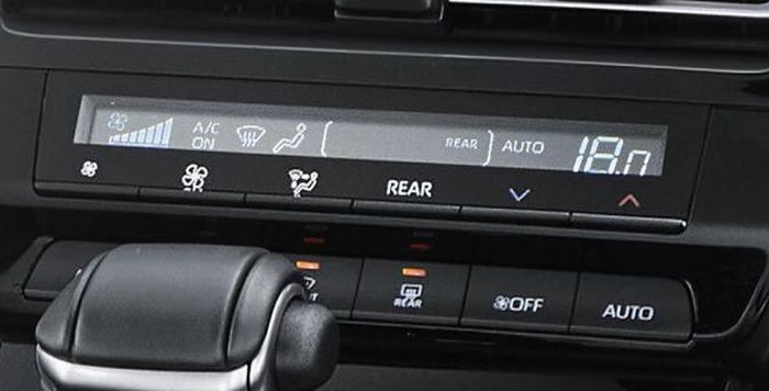 Pengaturan AC digital pada Kijang Innova Zenix.