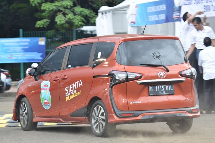 Ilustrasi Toyota Sienta