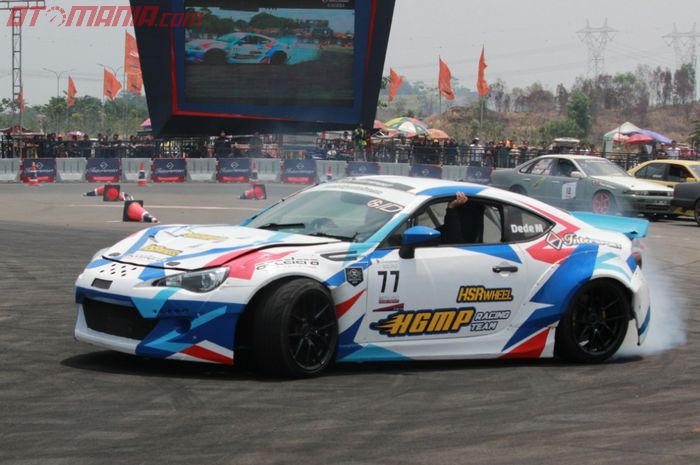 Aksi drifter yang sedang melakukan pemanasan di Intersport World Stage Qualifier putaran tiga