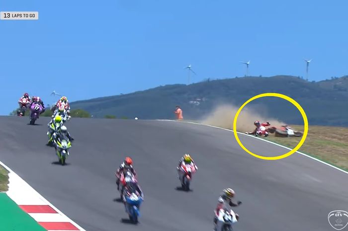 Mario  Suryo Aji harus menelan pil pahit karena mengalami crash di balapan FIM CEV Moto3 Portimao 2021