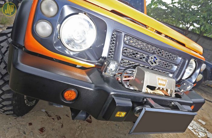 Muka Suzuki Jimny diremajakan dengan grill milik Suzuki Jimny Caribian. Bumper custom garapan sendiri dipasangi winch Warn 9000. 