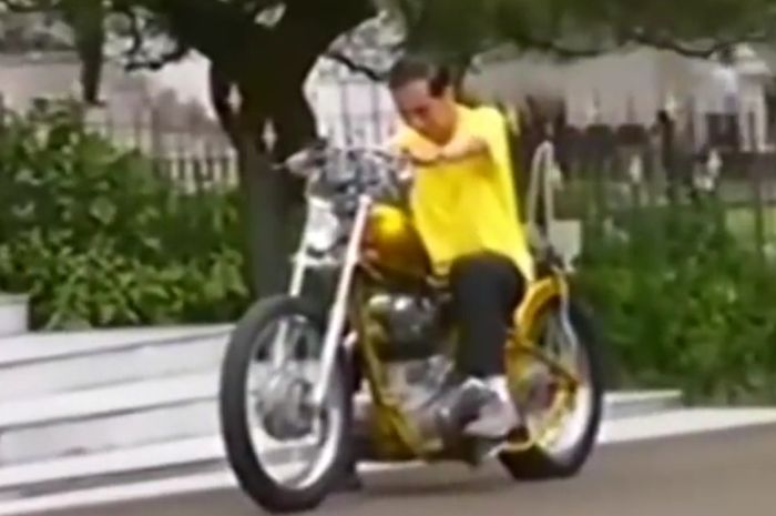 Presiden Joko Widodo menunggangi motor Chopperland, gayanya gak kalah dengan anak custom lo