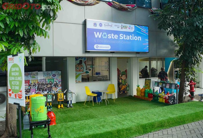 Waste Station Balai Kota DKI Jakarta ini dirancang khusus sebagai Sustainability Living Lab pertama yang mengintegrasikan fungsi pengumpulan sampah dengan edukasi nilai manfaat ekonomi sirkular.
