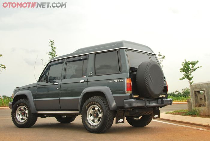 Pelek Chevrolet Trooper ini masih memakai Glorvic 8x15 aslinya. Cukup dipasangi ban Dunlop Grantrek AT1 ukuran 31 inci langsung terlihat gagah.