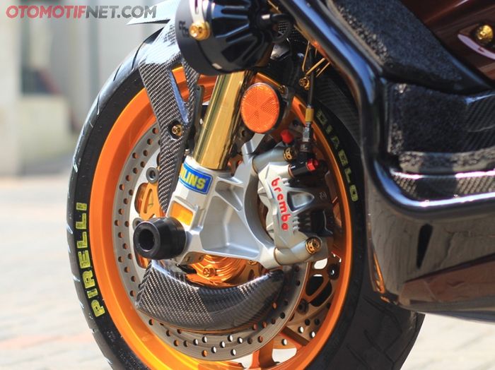 Kaliper Brembo GP4RS menempel di upside down Ohlins, ada air scoop ala MotoGP juga