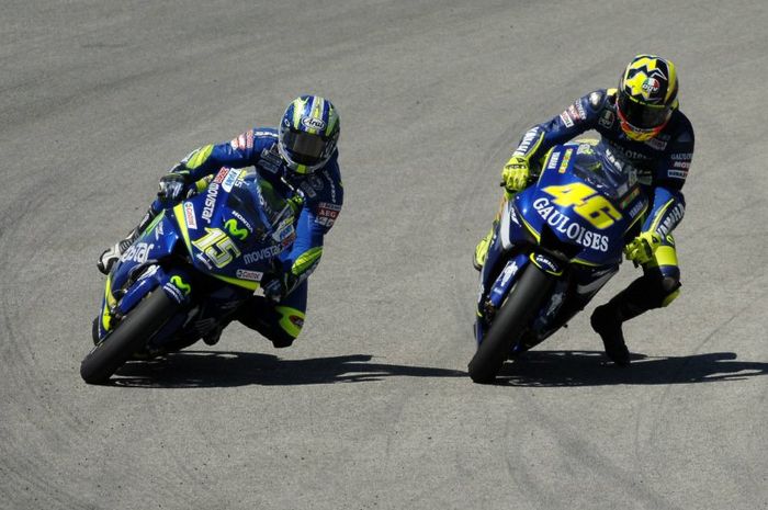 Pada GP Spanyol 2005, lahirlah gaya 'leg dangle' atau 'leg wave' khas Valentino Rossi