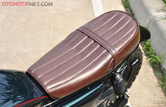 Jok bawaan Benelli Patagonian Eagle diganti custom modelnya manis khas motor klasik, dilapis oleh kulit sintetis