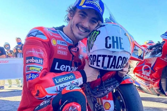 Tunjukkan baktinya sebagai murid, Francesco Bagnaia mempersembahkan kemenangan pada balapan MotoGP Valencia 2021 untuk Valentino Rossi