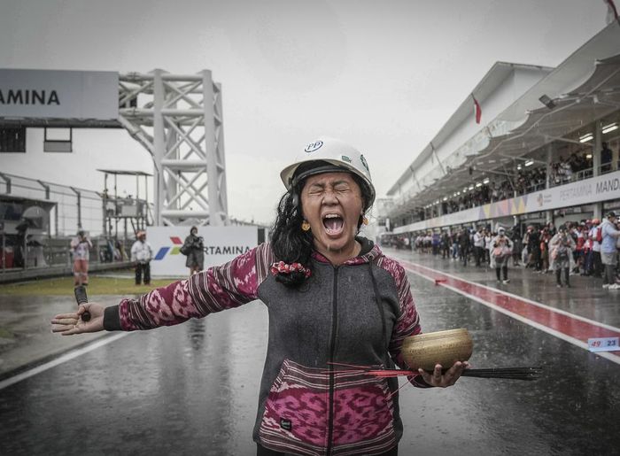 Sksi pawang hujan Rara Isti Wulandari menyita perhatian di MotoGP Indonesia 2022