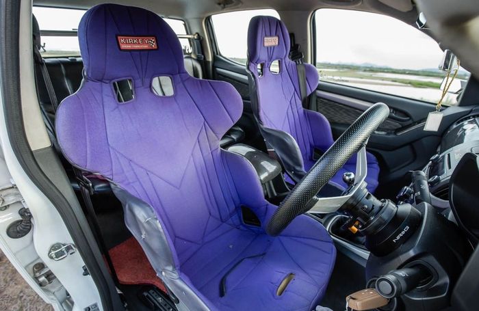 Tampilan kabin modifikasi Chevrolet Colorado bergaya racing