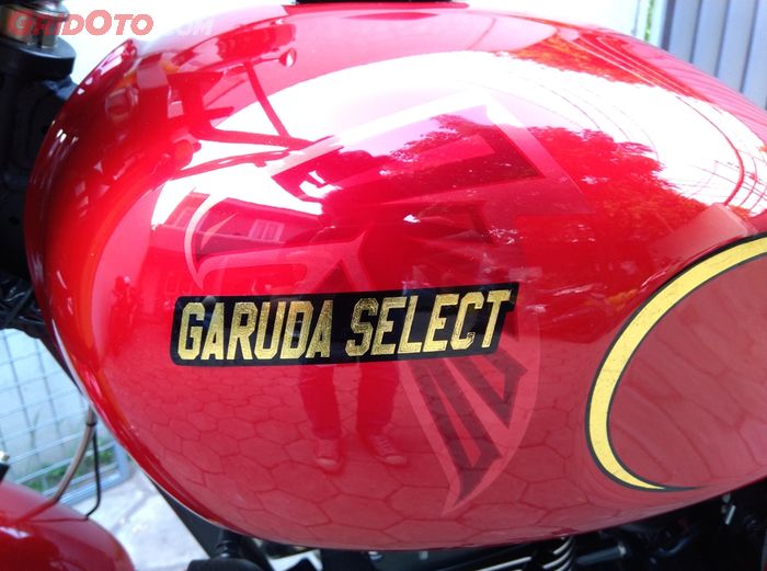 Tulisan &lsquo;Garuda Select&rsquo; dengan aksen gold leaf di tangki Kawasaki W175 memberikan kesan ekslusif