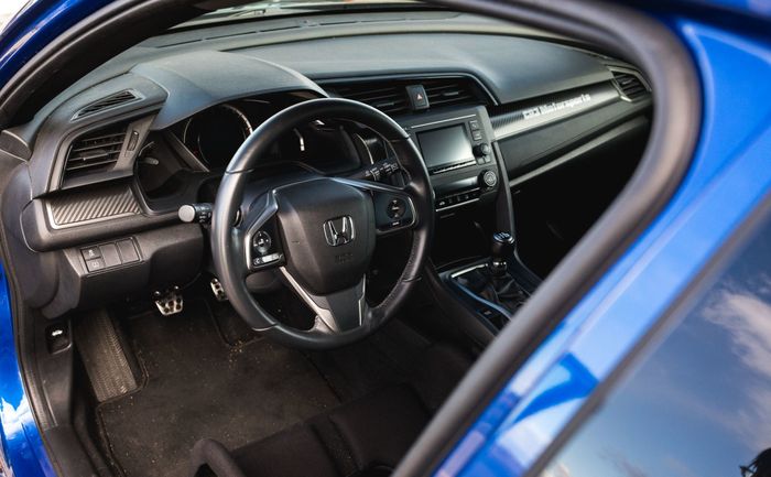Tampilan kabin racing minimalis modifikasi Honda Civic Hatchback Turbo