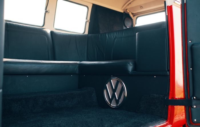 Tampilan kabin belakang modifikasi VW Kombi beraura Porsche