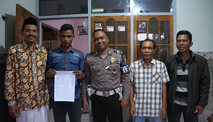 Arbi Romero dengan perwakilan Polres Trenggalek dan disaksikan perwakilan warga