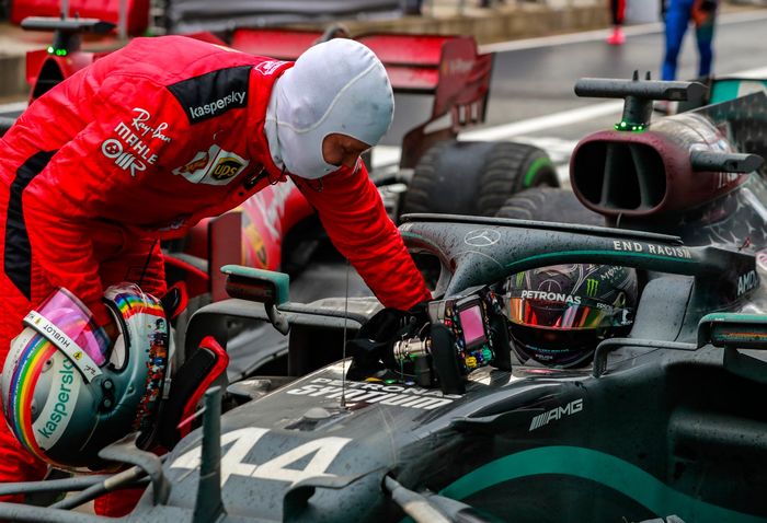 Sebastian Vettel memberikan selamat kepada Lewis Hamilton yang berhasil mengunci gelar juara dunia F1 ketujuh