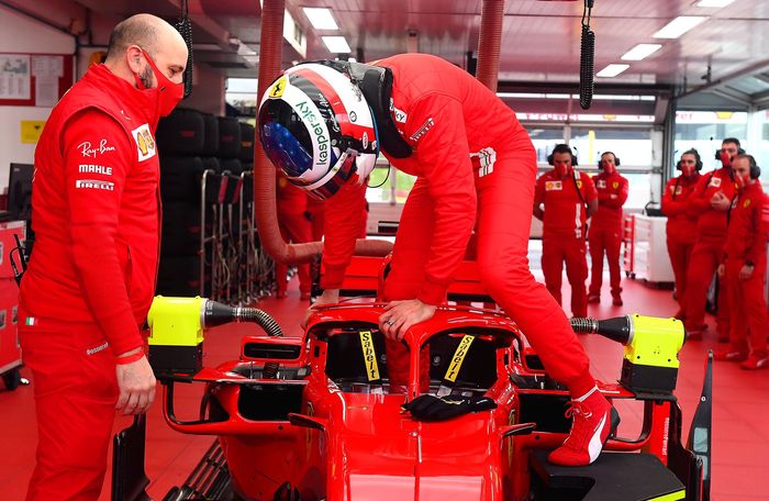 Ikut tes privat tim Ferrari, Giuliano Alesi mengenakan livery helm yang pernah dipakai ayahnya, mantan pembalap F1 Jean Alesi yang juga pernah jadi pembalap tim Ferrari
