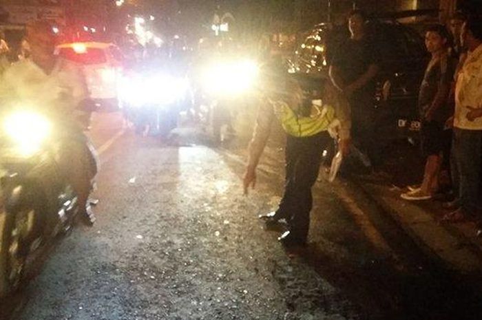 Lokasi kecelakaan maut, di depan UD Yan Antik 39 B, Wilayah, Banjar Untal Untal, Desa Dalung, Kecamatan Kuta Utara, Badung, Selasa (30/4/2019) malam. (dok Humas Polresta Badung)