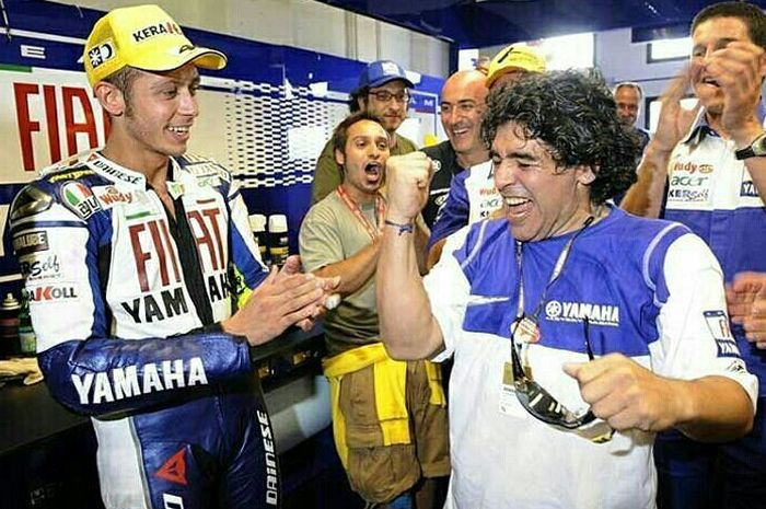 Berduka pasca kepergian legenda pesepak bola Diego Maradona, Valentino Rossi unggah video kenangan manis di MotoGP San Marino 2008