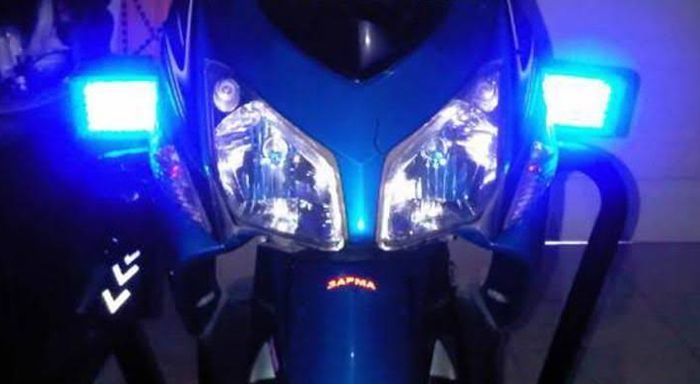 Ilustrasi penggunaan lampu strobo di motor pribadi.