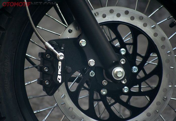 Pakai disc brake lebar, membuat kaki depan makin padat