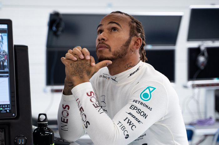 Belum bisa bertemu saat jalani masa karantina, Mercedes baru akan bahas perpanjangan kontrak Lewis Hamilton saat F1 2020 dimulai