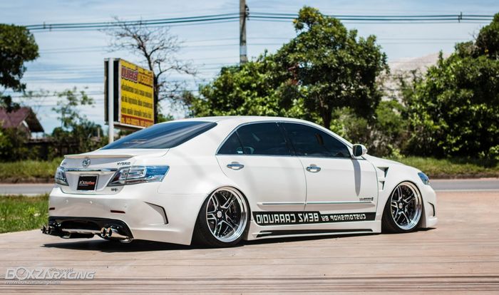 Tampilan belakang modifikasi Toyota Camry lawas bergaya stance