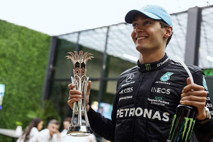 George Russell yang finish keempat di F1 Arab Suadi 2023, berhak mendapatkan trofi podium tiga setelah Fernando Alonso kena penalti 10 detik