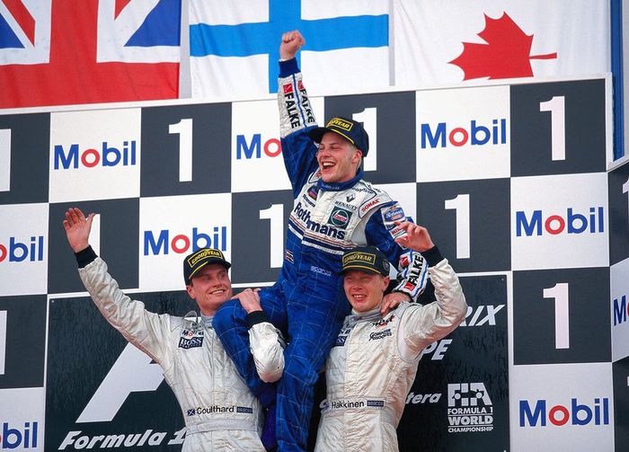 Jacques Villeneuve yang finish ketiga di F1 Eropa 1997, tampil sebagai juara dunia F1 diangkat dua pembalap tim McLaren David Coulthard dan Mika Hakkinen