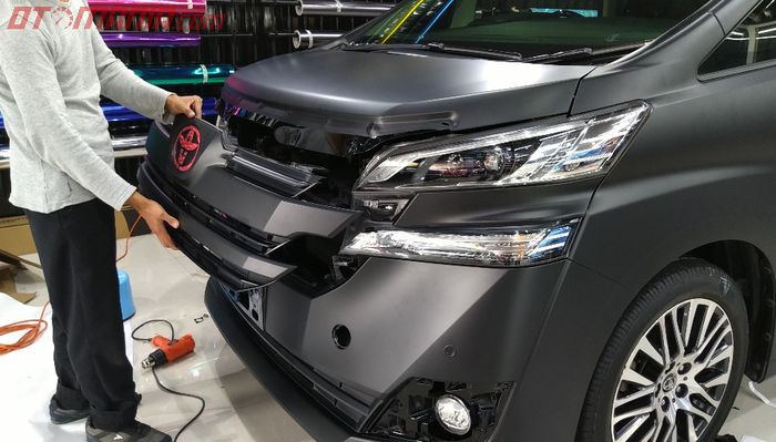 Proses pemasangan stiker mendetail, karena beberapa part bodi dilepas agar stiker menempel maksimal