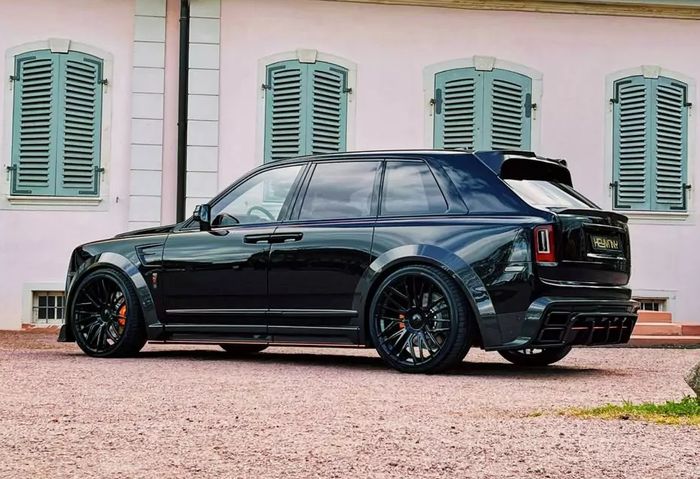 Tampilan samping modifikasi Rolls-Royce Cullinan ditopang pelek sporty 24 inci