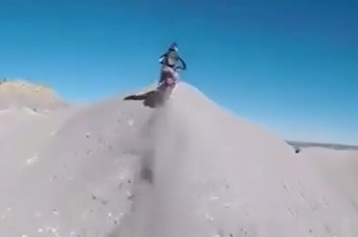 Cuplikan video bikers nekat terabasan di tepi jurang