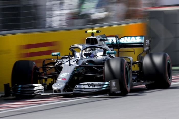 Pembalap Ferrari, Sebastian Vettel mendapat hukuman penalti 5 detik dan harus merelakan podium tertinggi F1 Kanada Lewis Hamilton