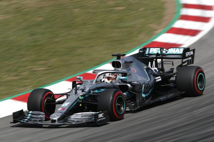 Pembalap Mercedes, Lewis Hamilton berhasil menjadi yang tercepat saat FP3 F1 Spanyol mengungguli Charles Leclerc diposisi kedua 