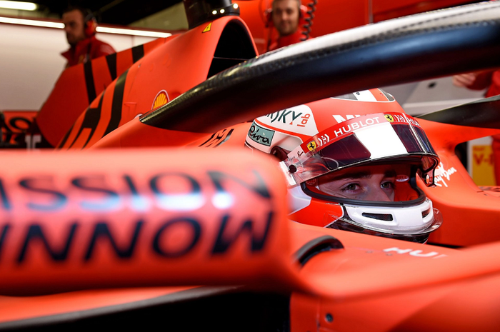 Charles Leclerc duduk di mobil Ferrari SF90