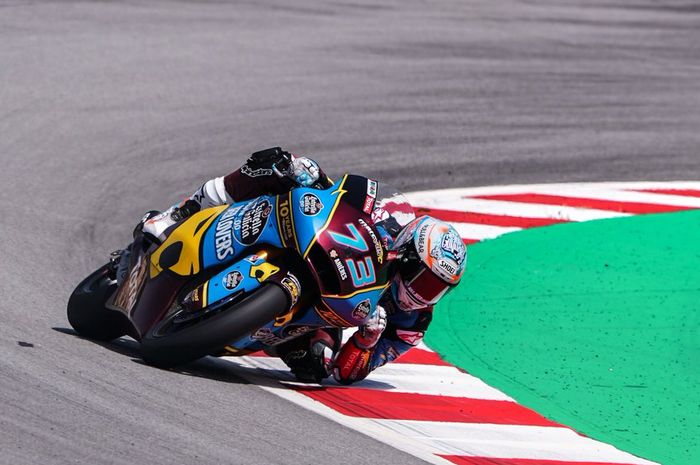 Adik Marc Marquez, ALex Marquez berhasil keluar sebagai juara, sementara pembalap Indonesia Dimas Ekky di posisi ke-21, berikut hasil Moto2 Catalunya