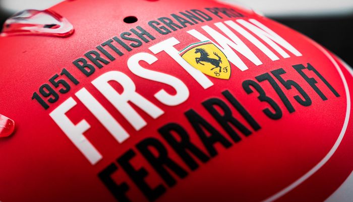 Tulisan di bagian atas desain helm Charles Leclerc sebagai penghormatan untuk tim Ferrari di F1 Inggris 2021