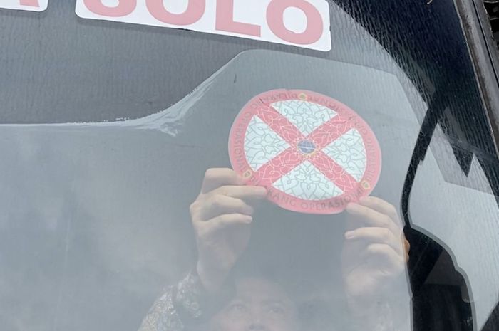 Jangan sekali-kali mudik naik Bus jika ada tanda silang seperti ini dibagian kaca depan