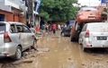 Video Toyota Avanza Hingga Nissan Grand Livina Tumpang Tindih Pasca Banjir di Bekasi