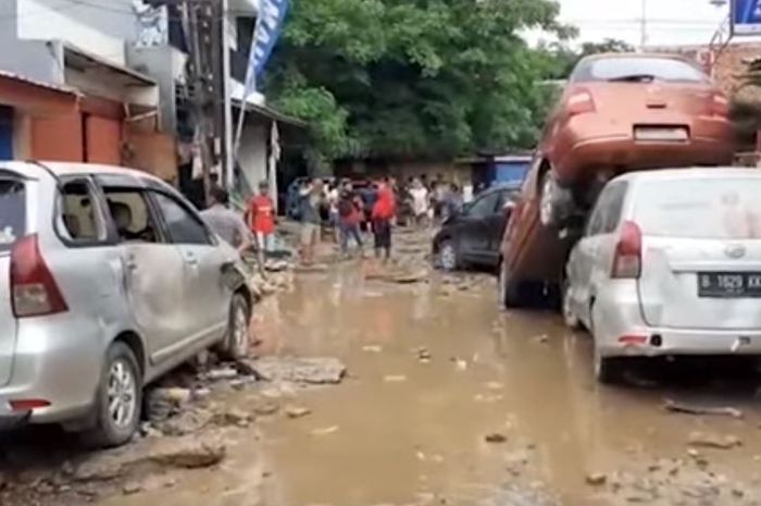 Kondisi kawasan Pondok Gede Permai kota Bekasi, Jawa Barat pasca banjir, mobil saling tumpang tindih