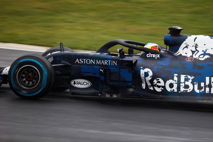 Pada musim 2018, tim Red Bull itu meluncurkan mobil corak hitam-biru