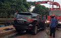 Truk Crane Pemadam Kepung Toyota Fortuner, Gotong Royong Tarik Dari Dalam Kali