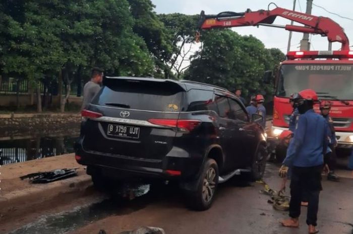 Toyota Fortuner usai dievakuasi truk crane Gulkarmat Jakarta Utara dan Kepulauan Seribu dari dalam kali di Jl Cakung Cilincing Raya, Sukapura, Cilincing, Jakut